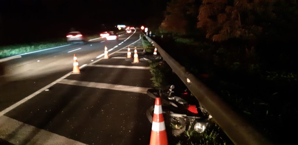 Moto bate na mureta após possível pane e duas pessoas morrem na BR-277