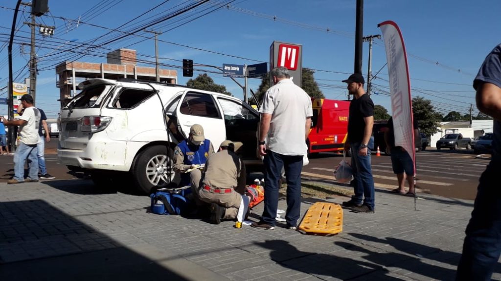 Toyota capota ao colidir contra Peugeot, na Rua Jorge Lacerda