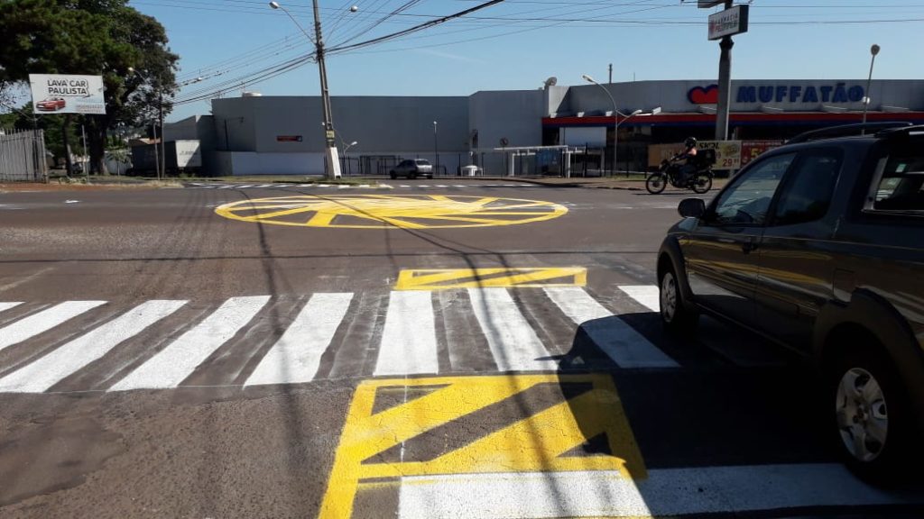 Rotatória da Rua Manaus, esquina com a Rua Presidente Bernardes tem sinalização finalizada