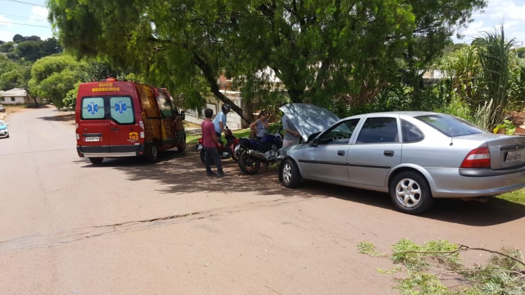 Carro e moto batem em cruzamento no Bairro Pioneiros Catarinenses