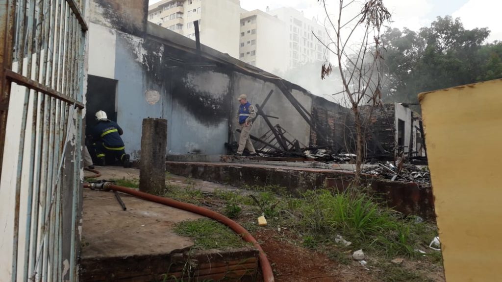 Bombeiros são acionados para combate a incêndio em barracão
