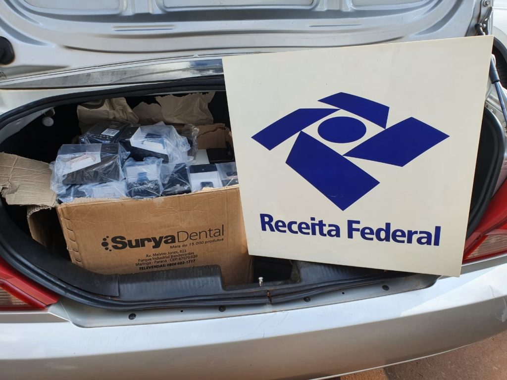 Carro é apreendido pela Receita Federal com R$ 25 mil em eletrônicos contrabandeados