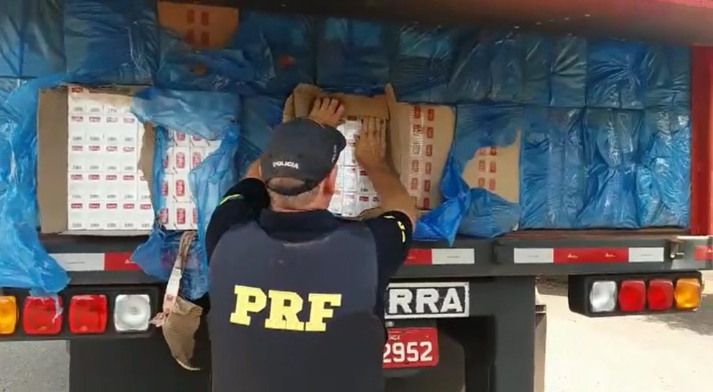 PRF apreende duas carretas com 650 mil carteiras de cigarro em Campo Mourão