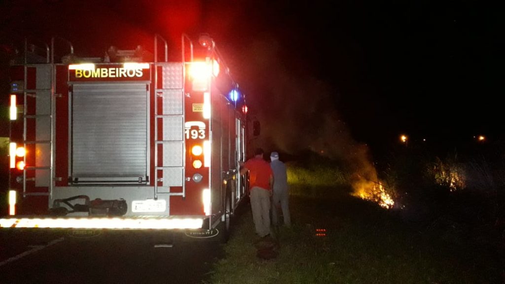 Bombeiros combatem incêndio ambiental no Bairro Canadá