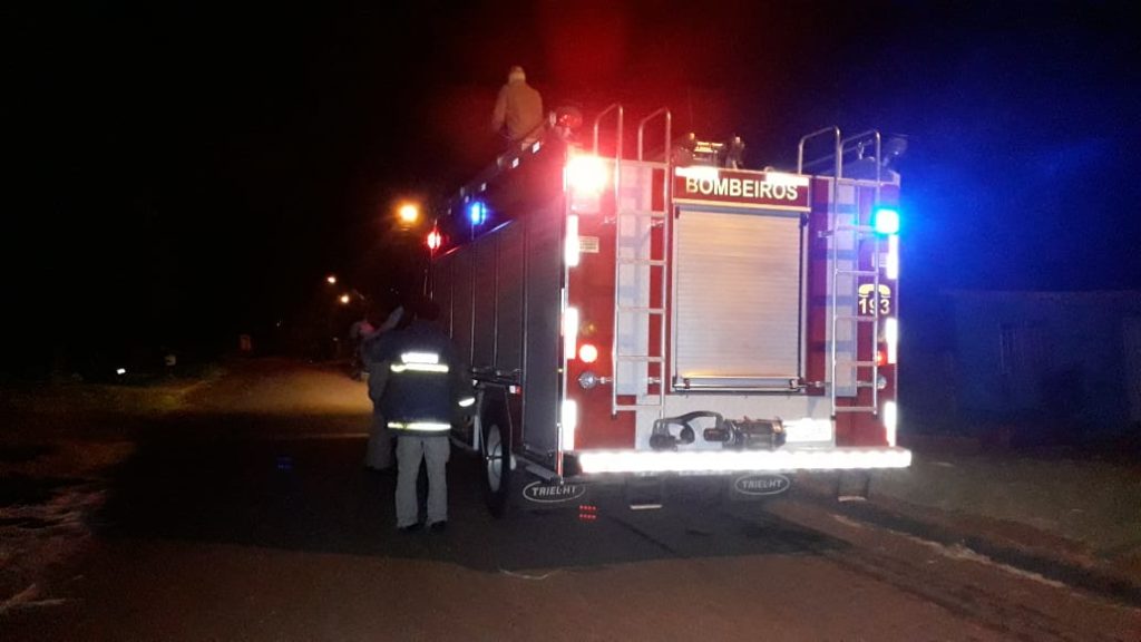 Bombeiros controlam fogo em terreno baldio no Bairro Cancelli