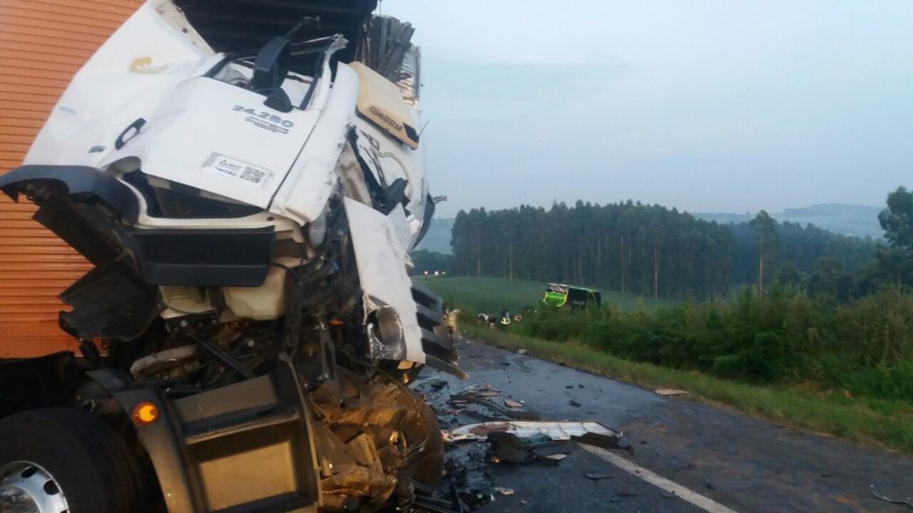 PRF atende grave acidente envolvendo dois caminhões e um ônibus