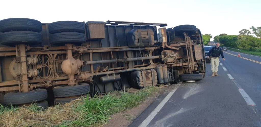 Caminhão carregado com ração tomba em Terra Roxa