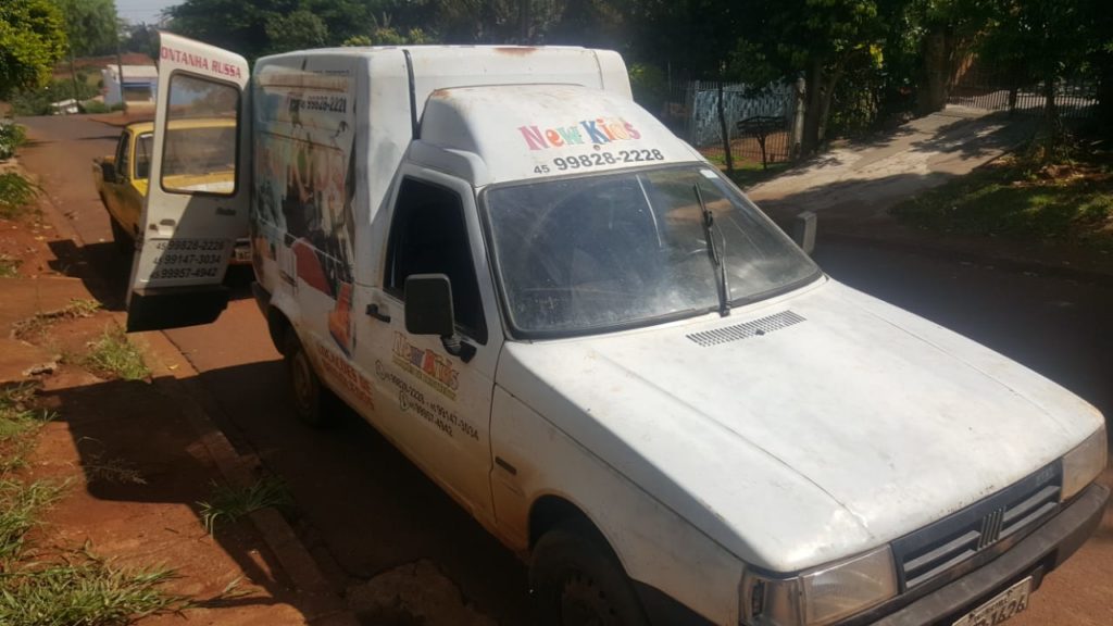 Fiorino com registro de furto é encontrado na Rua Munique