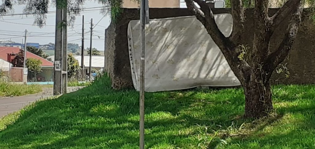 Homem reclama de descarte de colchão no Bairro Floresta
