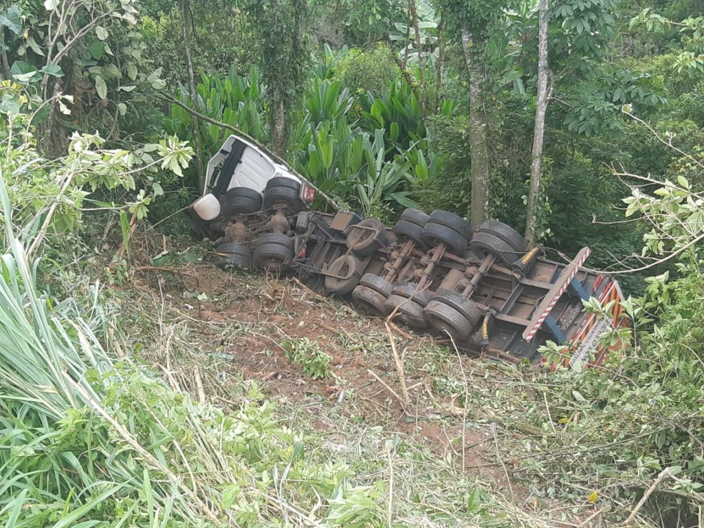 Caminhão tomba após sair da pista e motorista fica ferido na BR-277
