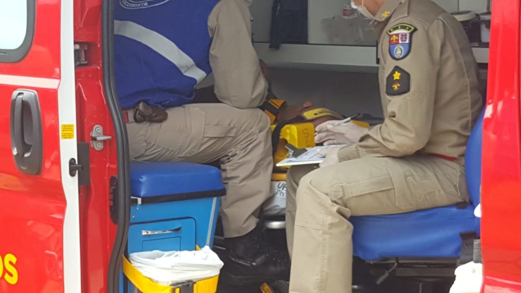 Homem detido com arma de fogo precisa ser socorrido pelo Siate