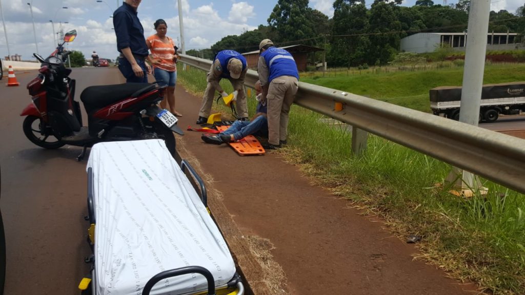 Motociclista se fere em acidente na Avenida Piquiri