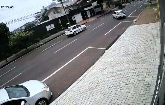 Câmera de monitoramento registra carro descendo desgovernado e atingindo placa e portão, no Centro Imagem referente a Câmera de monitoramento registra carro descendo desgovernado e atingindo placa e portão, no Centro