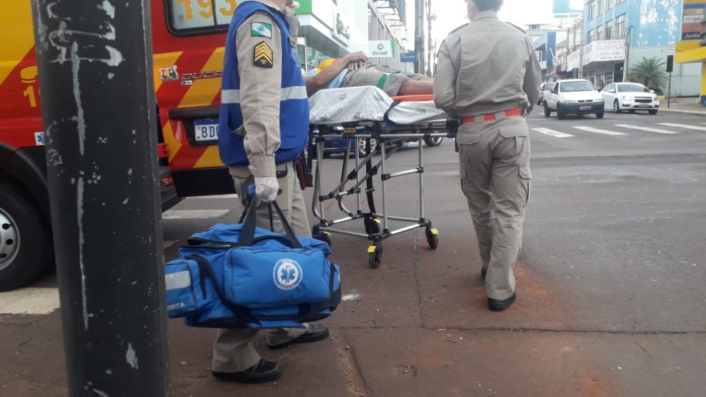 Homem é socorrido pelo Siate após sofrer queda na Rua Rio Grande do Sul