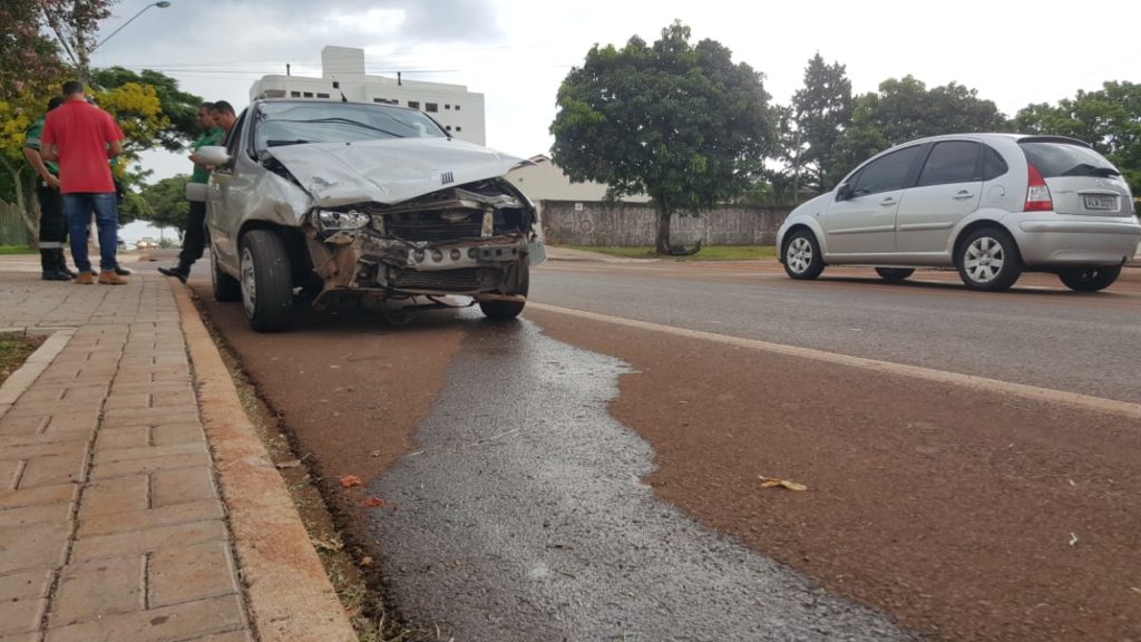 Carros se envolvem em forte colisão no Tropical