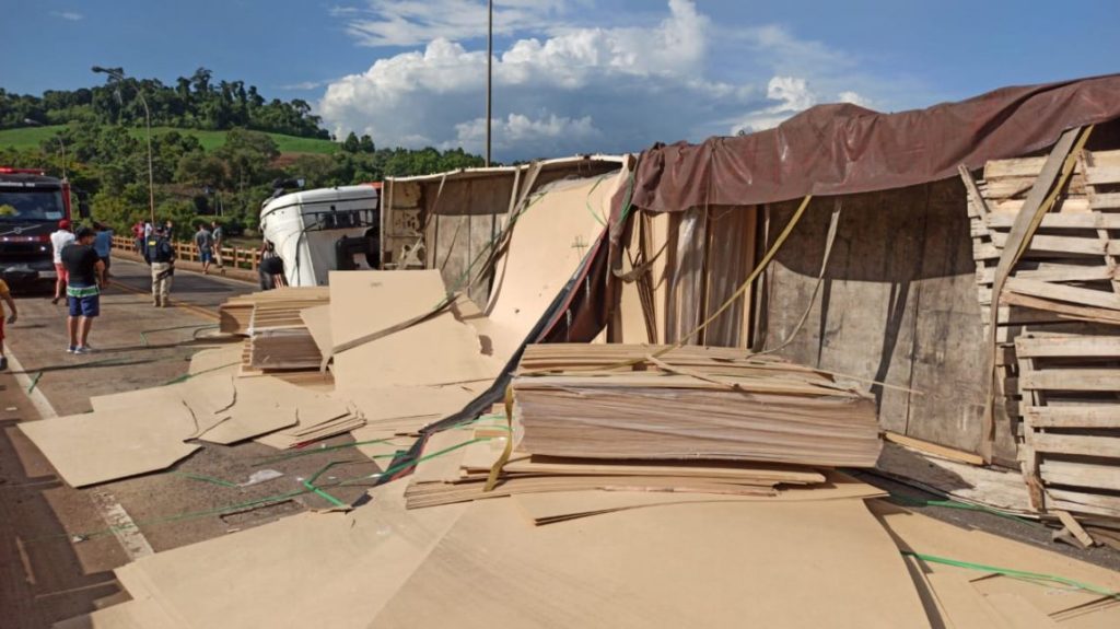 Carreta com placas de Palmas (PR) se envolve em acidente no Oeste de Santa Catarina