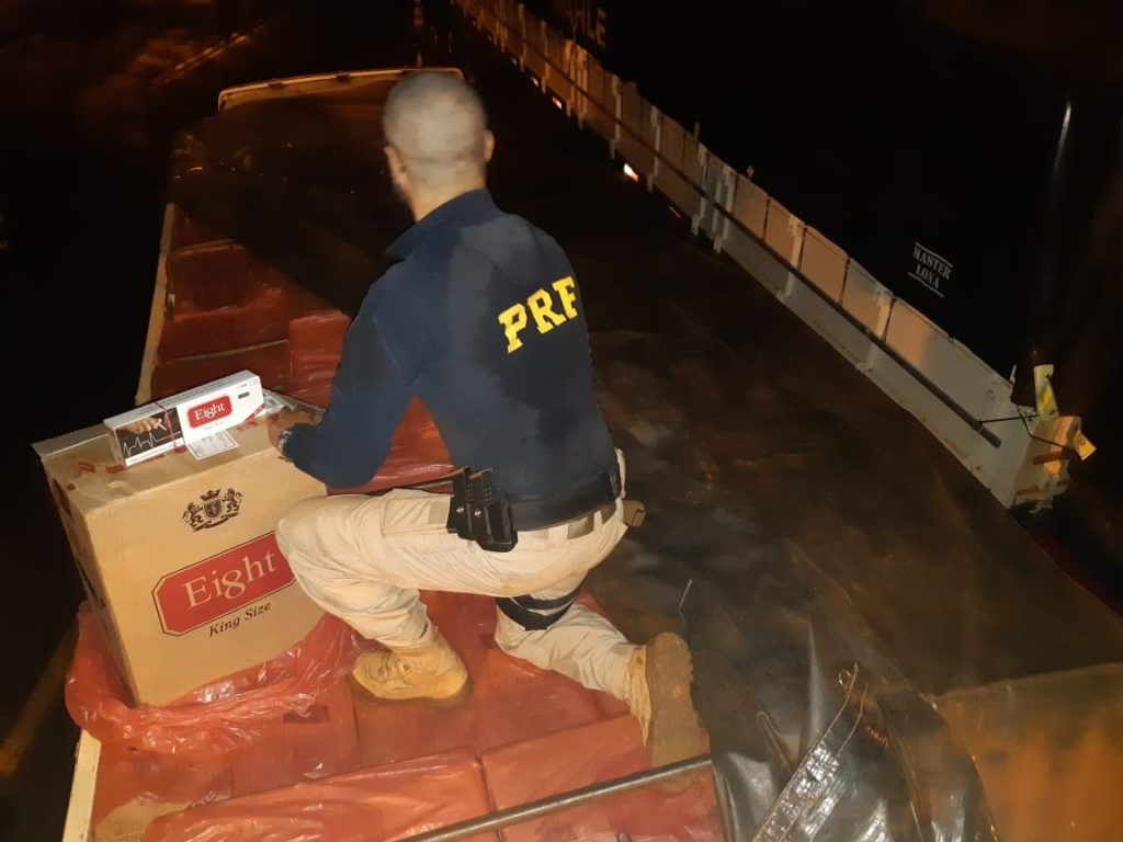 PRF apreende caminhão carregado de cigarros contrabandeados em Guaíra