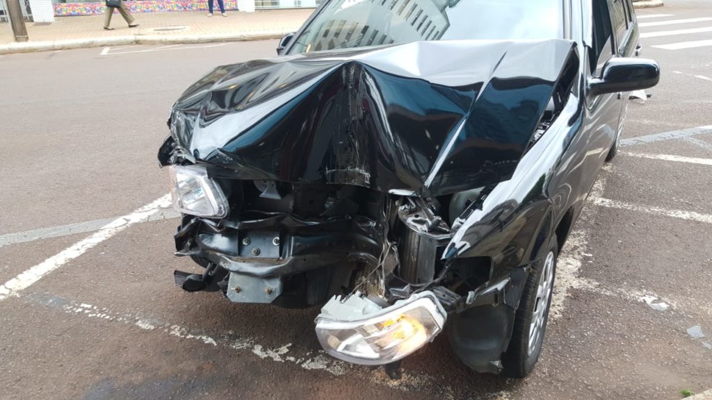 Gol e Nissan March batem em cruzamento no Centro
