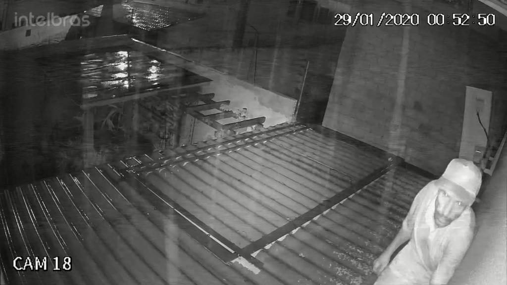 Câmera registra ação de ladrão em centro comercial da Rua São Paulo
