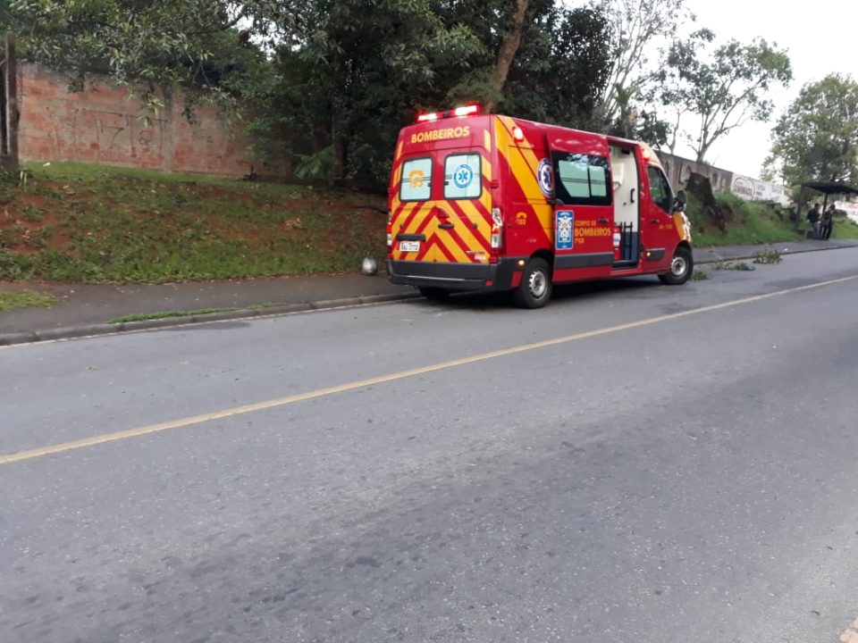 Motos batem de frente e piloto que invadiu pista contrária foge do local