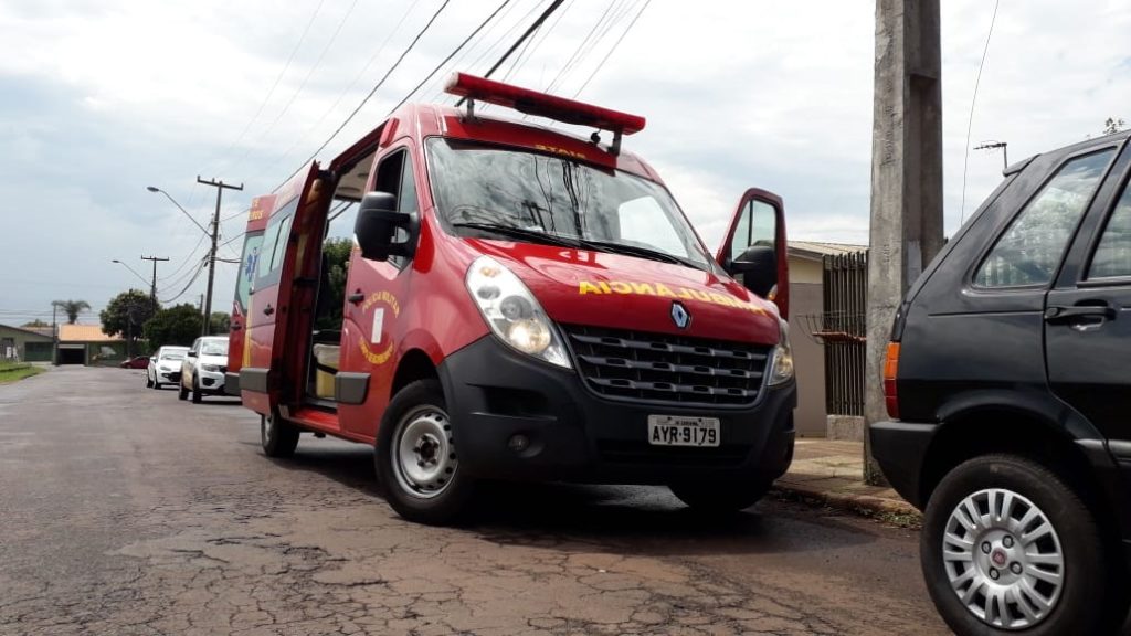 Mulher sofre fratura na perna após cair em imóvel, no Bairro Guarujá