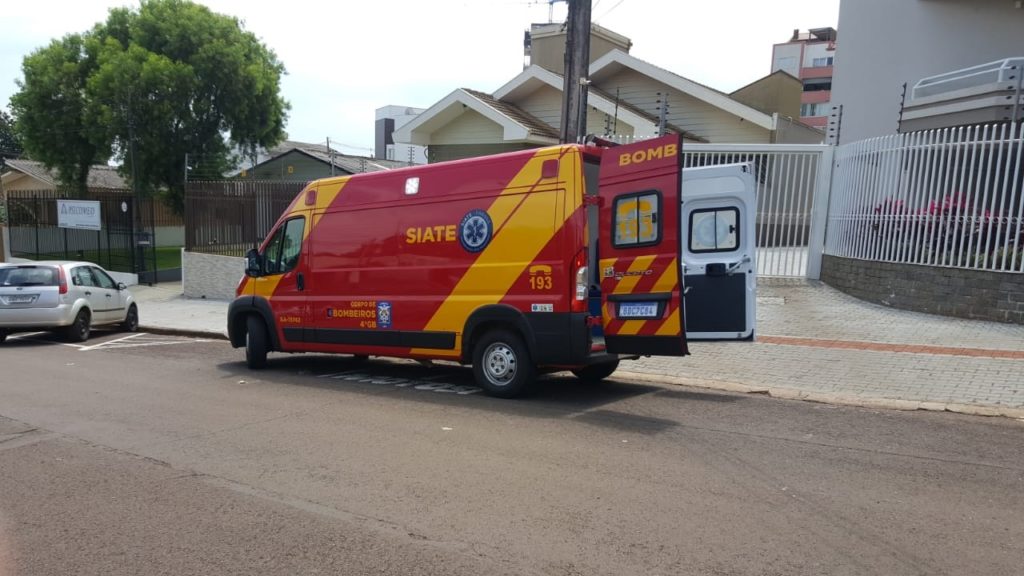 Idoso fratura o tornozelo ao sofrer queda, na região central