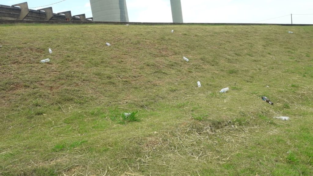 Morador reclama de sujeira em gramado ao lado do estádio
