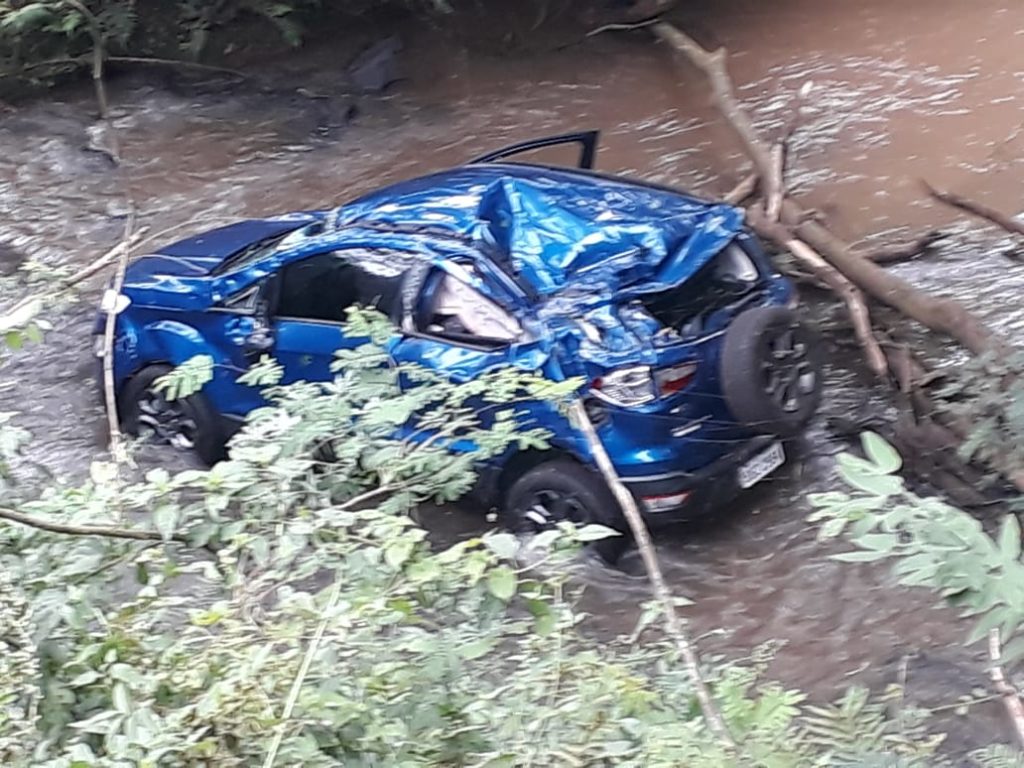 EcoSport capota na PR-317, em Toledo