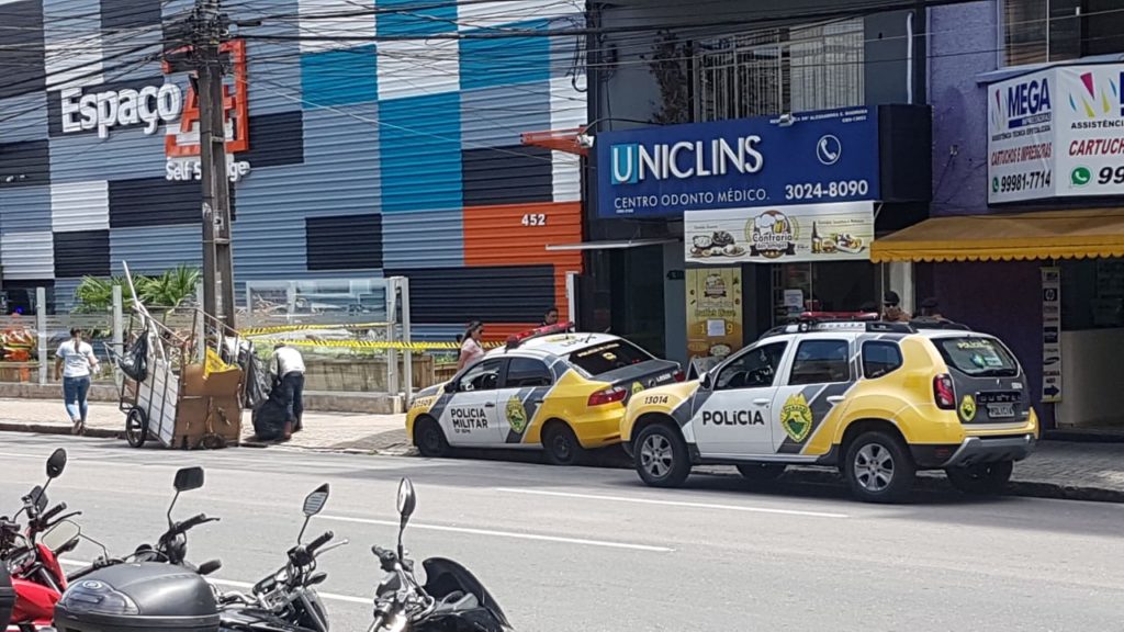 Bolsa é abandonada em rua do Centro de Curitiba e mobiliza Esquadrão Antibombas