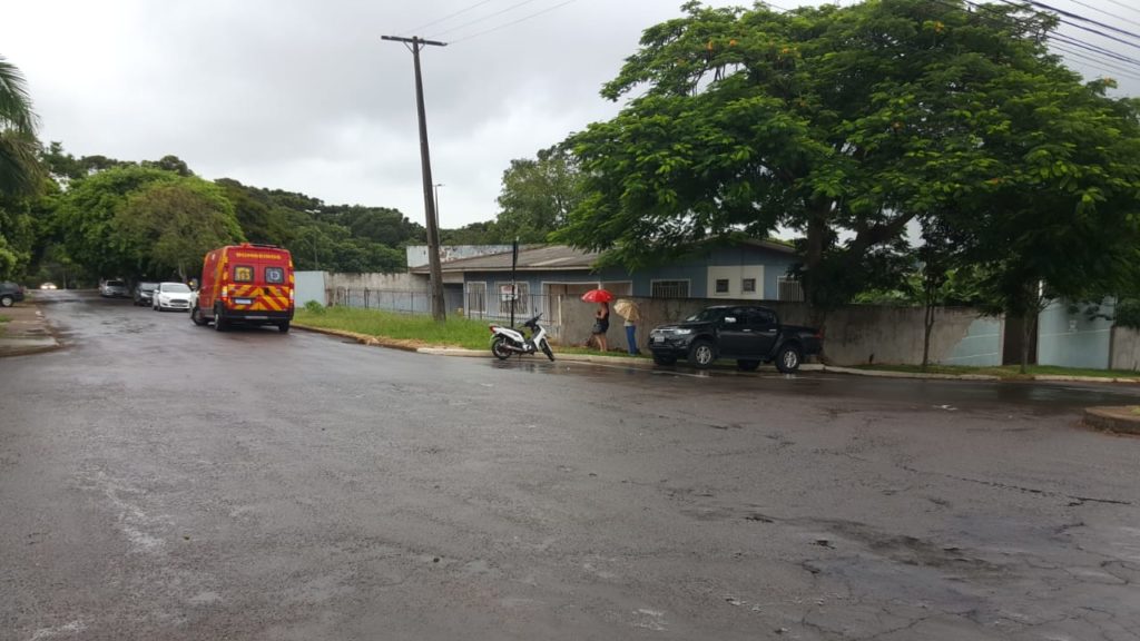 Homem fica ferido ao cair de moto, no Bairro Parque São Paulo