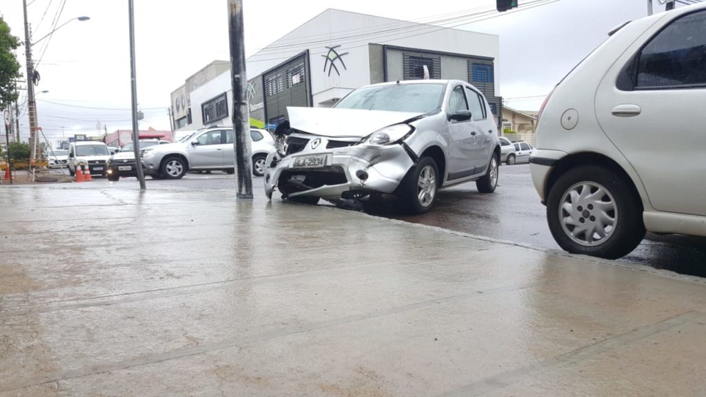 Carros batem na Rua Cuiabá, no Ciro Nardi