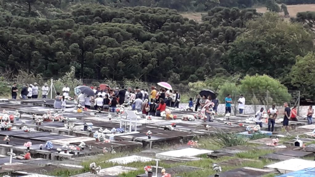 Mulher que morreu ao ser esfaqueada é sepultada no Bairro Guarujá