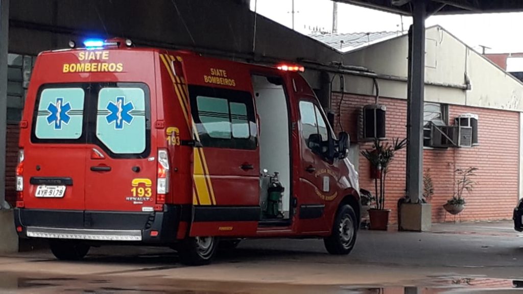 Ciclista tem luxação em ombro ao sofrer queda e precisa dos cuidados do Siate no Santo Onofre