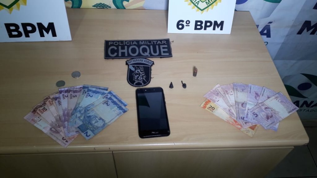 Dupla é detida pelo Choque com buchas de cocaína, munição e dinheiro no Bairro Morumbi