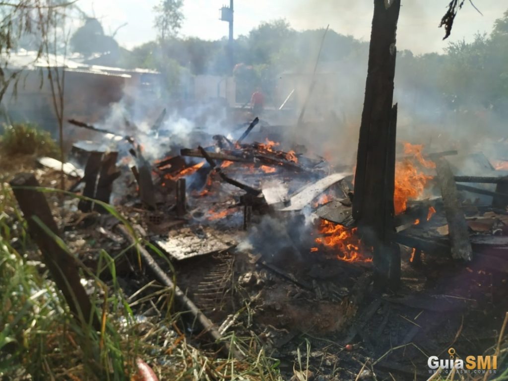 Incêndio deixa três casas destruídas em São Miguel do Iguaçu