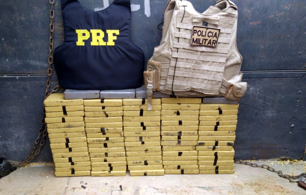 Caminhão de Toledo é apreendido pela PRF e PM com 83 kg de cocaína escondidos em carga de milho em SC