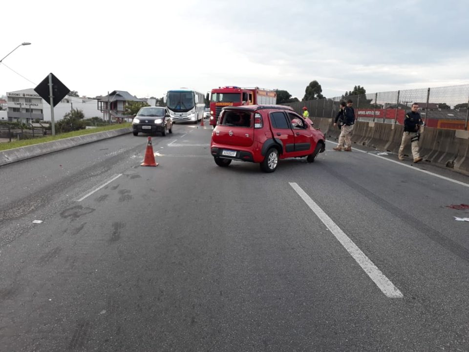 Motorista perde controle e fica em estado grave após ser arremessado para fora de carro na BR-277