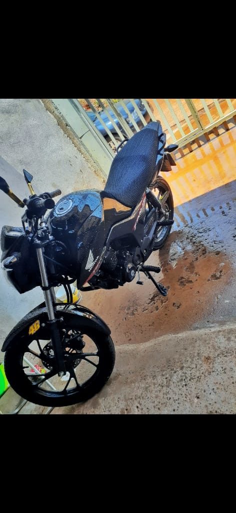 Motocicleta é furtada no Brasmadeira