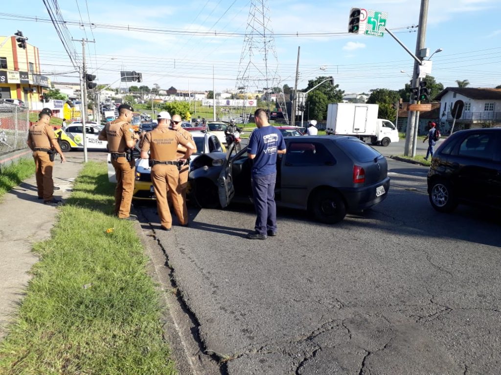 Tentativa de conversão no Pinheirinho faz carro bater de frente contra viatura da PM