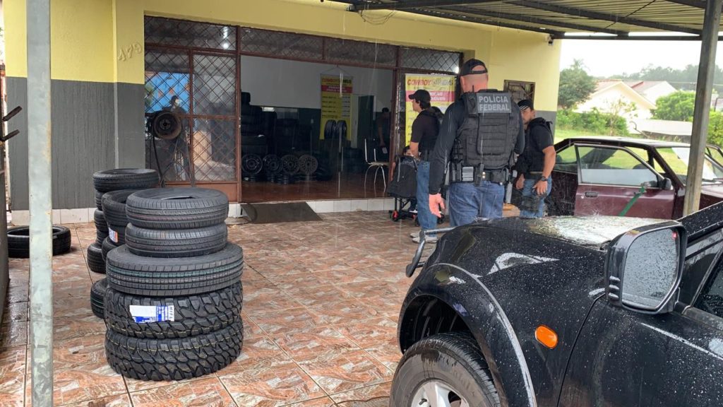 RF e PF realizam operação em borracharia de Cascavel