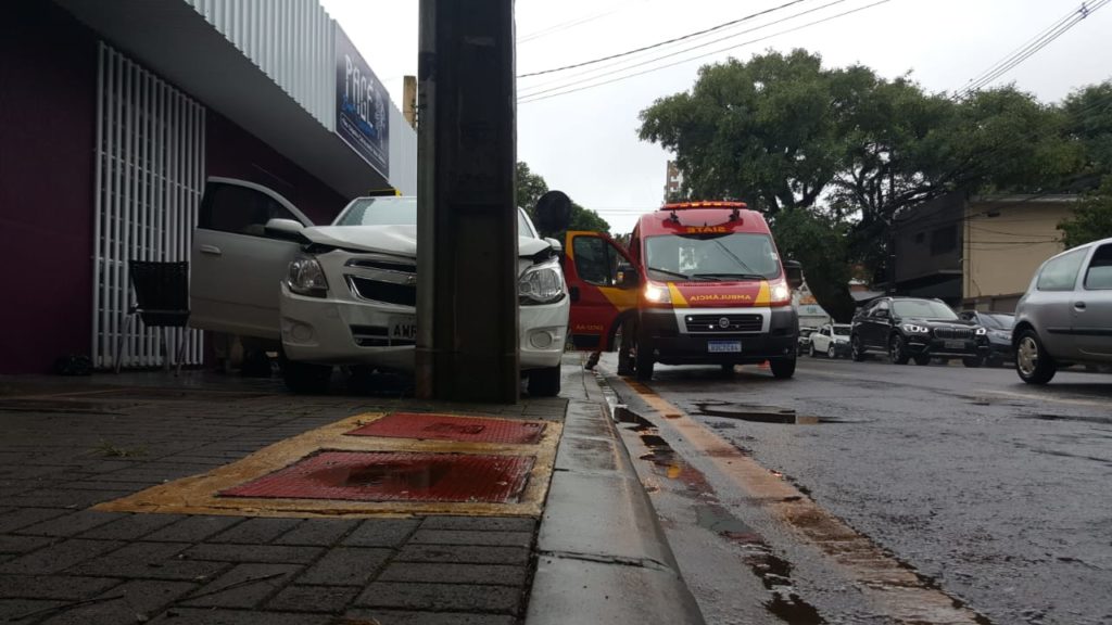 Idoso passa mal, perde controle da direção do carro e bate automóvel em poste