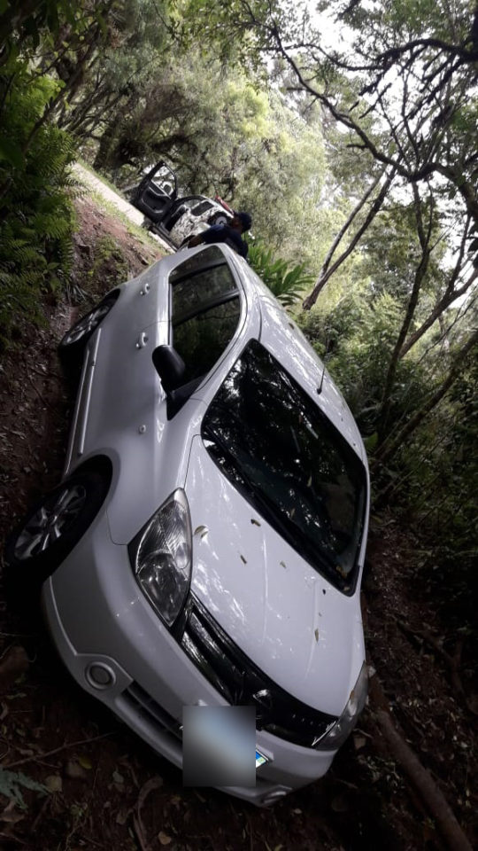 Ladrões abandonam carro roubado de motorista de aplicativo após ‘atolar’ veículo na RMC