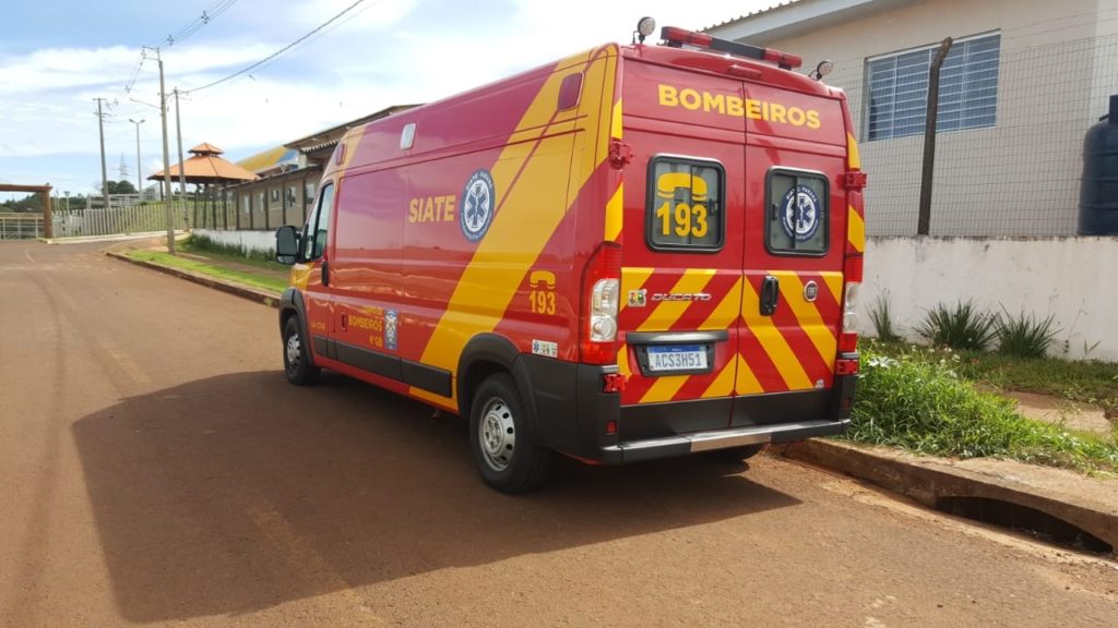 Homem que sofreu queda é socorrido pelo Siate, no Bairro Periolo