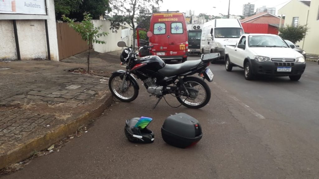 Acidente de trânsito deixa motociclista ferido, na Rua Vitória