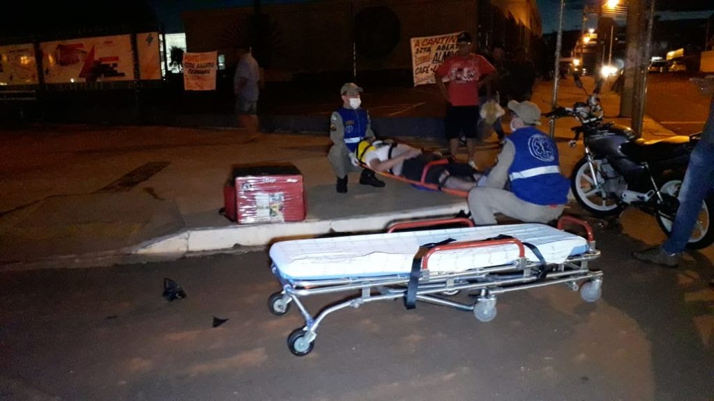 Motociclista fere as mãos e perna em batida de trânsito na Avenida Tito Muffato, no Santa Cruz