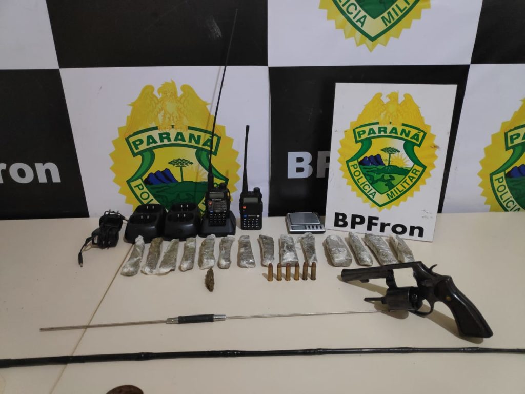 Ação do BPFron termina com dois presos, além de arma, munições, droga e moto apreendidos em Guaíra