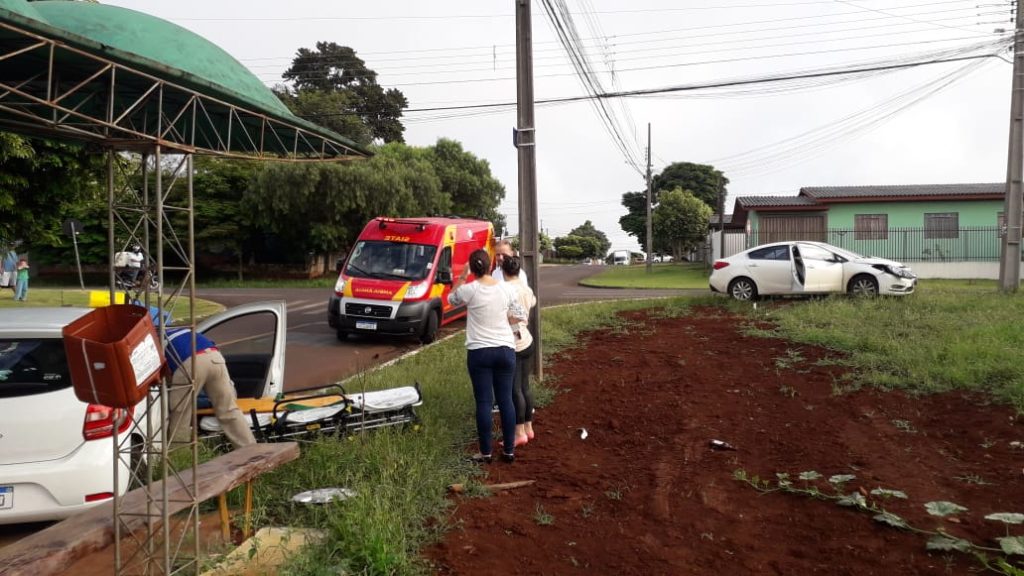 Sandero e Cerato batem em cruzamento no Bairro Brasília