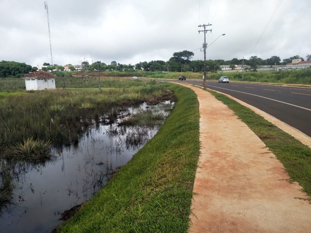 Água parada há meses preocupa moradores do Bairro Tropical