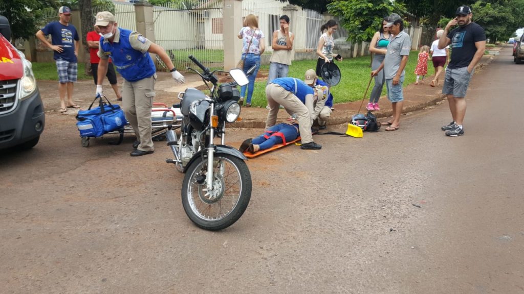 Acidente entre carro e moto no Bairro Santa Cruz deixa jovem ferida