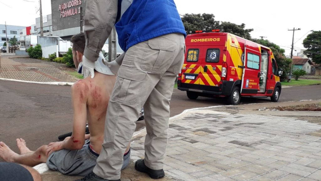 Jovem sofre queda de bicicleta na Av. Rocha Pombo